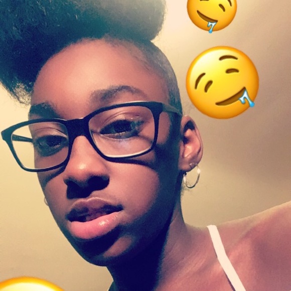 Profile Picture of Mira Mira (@dimplefaceem) on Poshmark