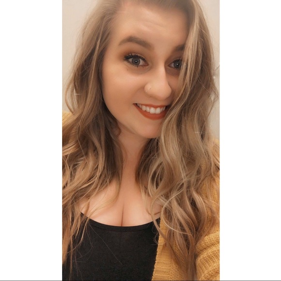 Profile Picture of Shelby Husick (@slhusick) on Poshmark