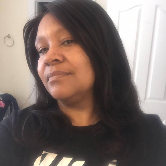 Profile Picture of Lori Cleary (@clearys3) on Poshmark