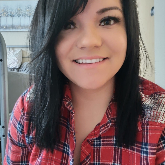 Profile Picture of Cheyenne Boyer (@cheychey138689) on Poshmark
