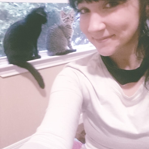 Profile Picture of Shianne Guney (@shianne0322) on Poshmark