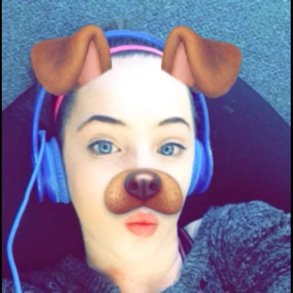 Profile Picture of Charlotte Doulette (@charlotte2103) on Poshmark