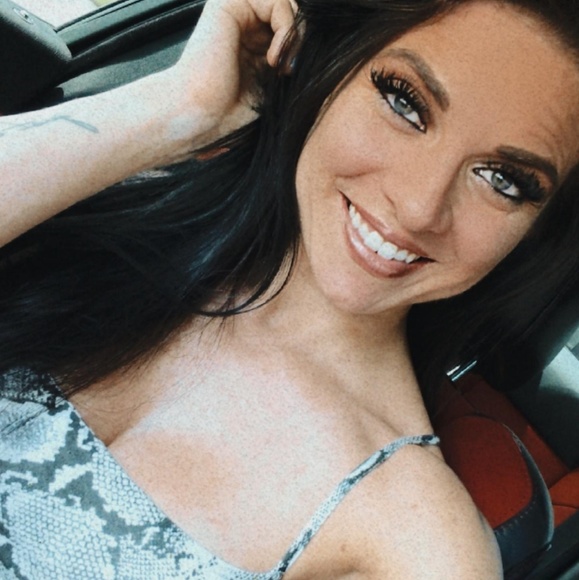 Profile Picture of Victoria Mcmurrain (@vmcmurrain) on Poshmark