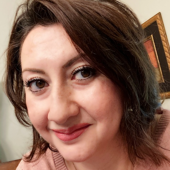 Profile Picture of Claudia Ledesma (@claudledes) on Poshmark