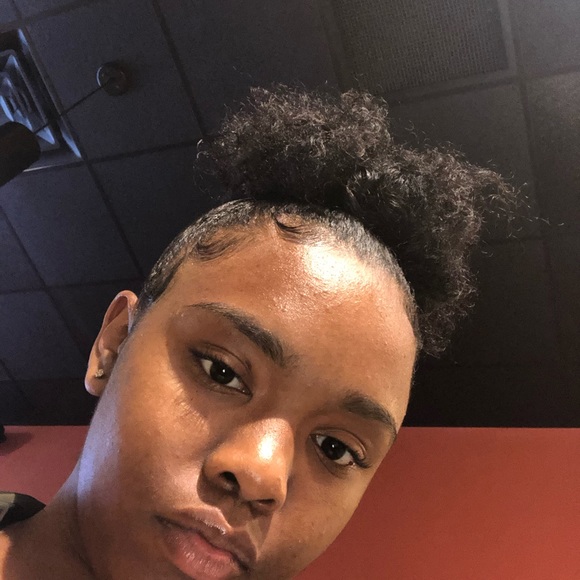 Profile Picture of Amari Smith (@amari_baybeee) on Poshmark