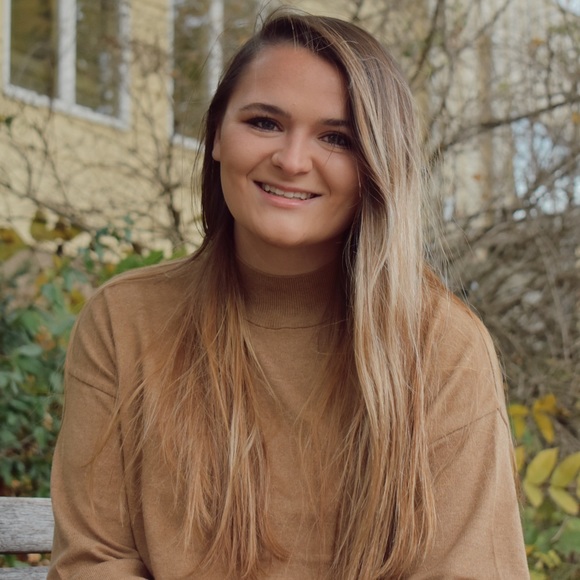 Profile Picture of Mackayla Macdowall (@mackmacdowall) on Poshmark