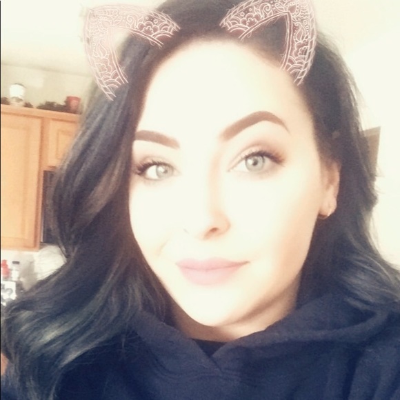 Profile Picture of Rayna Eubanks (@rayna_eubanks) on Poshmark