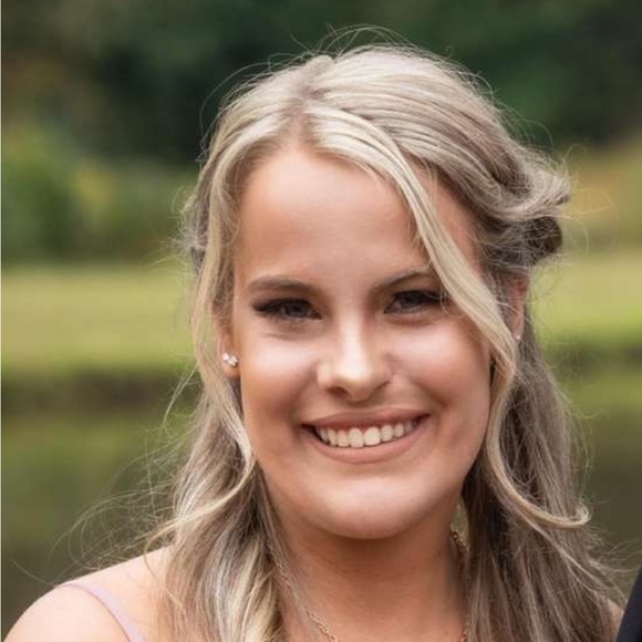 Profile Picture of Courtney Scoggins (@courty00) on Poshmark