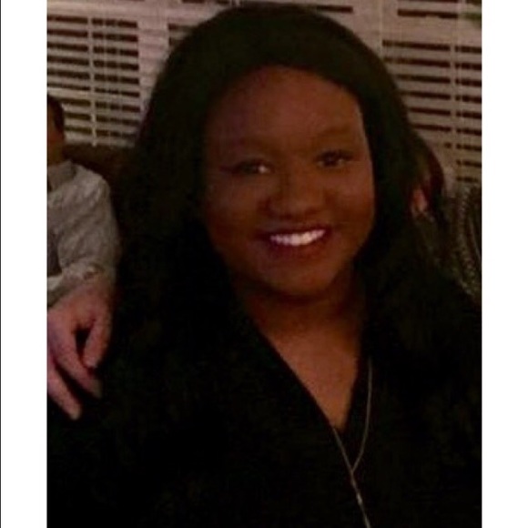 Profile Picture of Desirae Stevens (@desiraevivian) on Poshmark