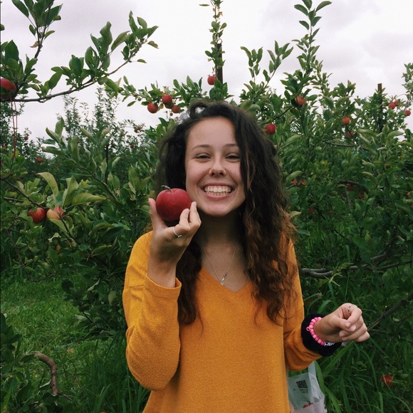 Profile Picture of Amanda Hansen (@mandyrose1011) on Poshmark