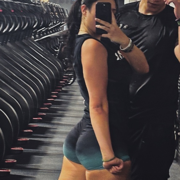 Profile Picture of Mia Blake (@miablake50) on Poshmark