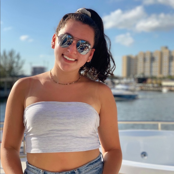 Profile Picture of Sophia Qreitem (@sophiaqreitem) on Poshmark