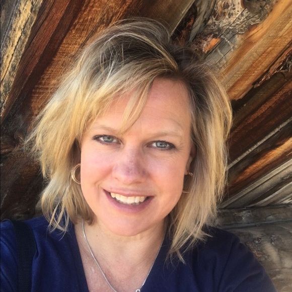 Profile Picture of Angela Hack (@angpeytsar) on Poshmark