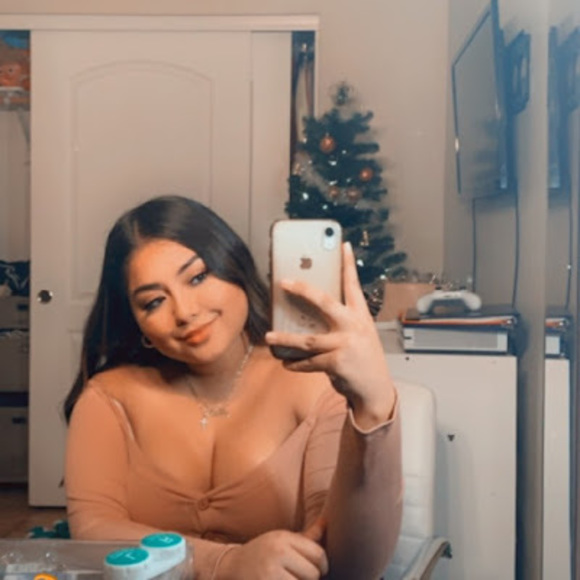 Profile Picture of Jasmine Barraza (@jasminebarraza3) on Poshmark