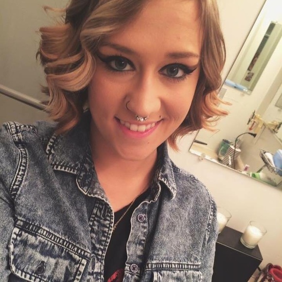 Profile Picture of Kirstie Helgerson (@kirtshay) on Poshmark