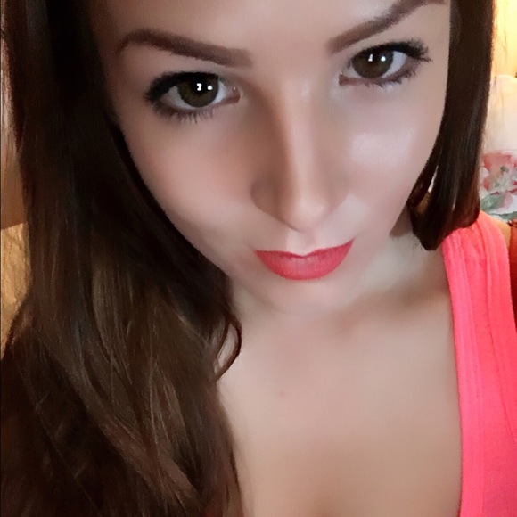 Profile Picture of Brittany Beevers (@beautb) on Poshmark