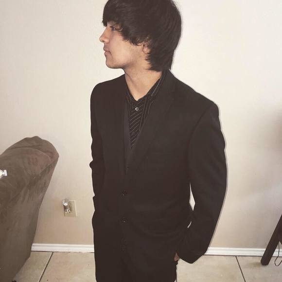 Profile Picture of Nathan De la rosa (@nathanm8) on Poshmark