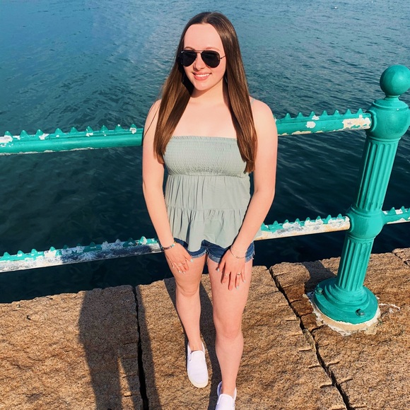 Profile Picture of Ava Coffey (@avacoffeyy) on Poshmark