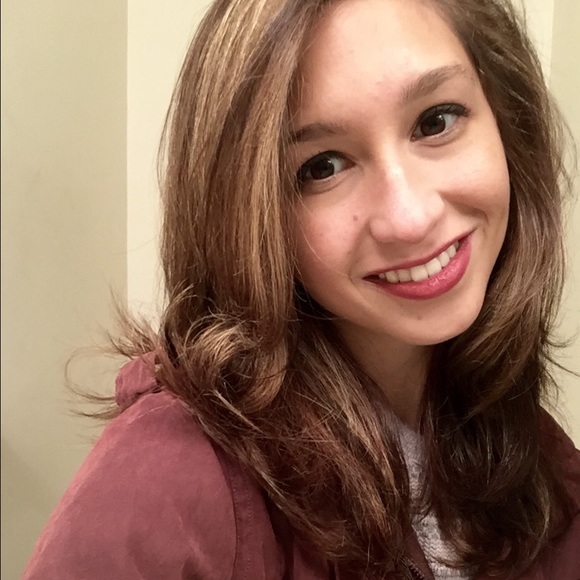 Profile Picture of Kira Delfavero (@kiradelfavero1) on Poshmark