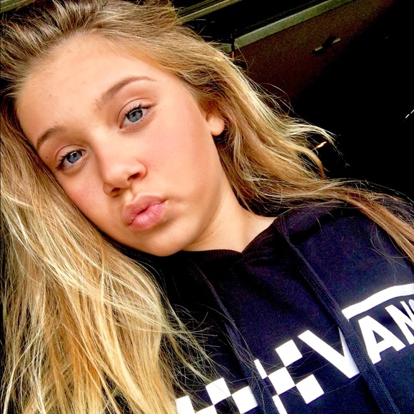 Lexi Booras - Poshmark Profile Picture of Lexi Booras (@golfgirllexi) on Poshmark