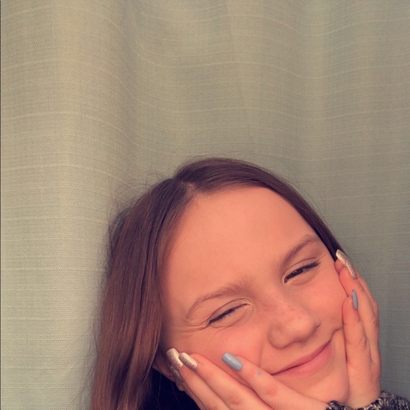 Profile Picture of Olivia Hayes (@olivia_hayesss) on Poshmark