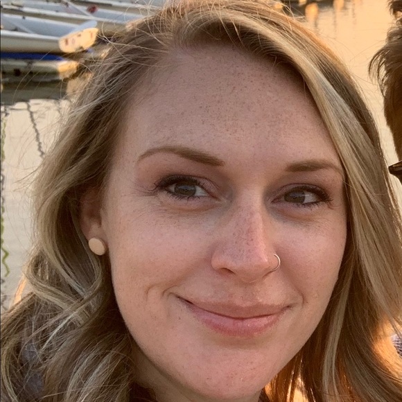 Profile Picture of Lauren Handrick (@laurenhandrick) on Poshmark