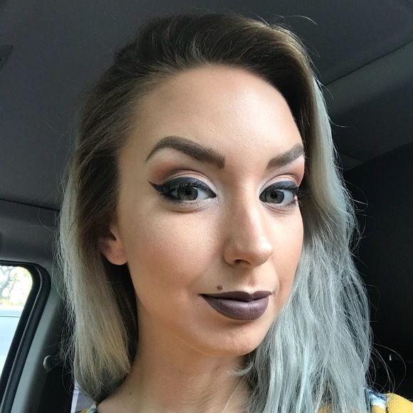 Profile Picture of Jillian Howell (@jillian_howell) on Poshmark