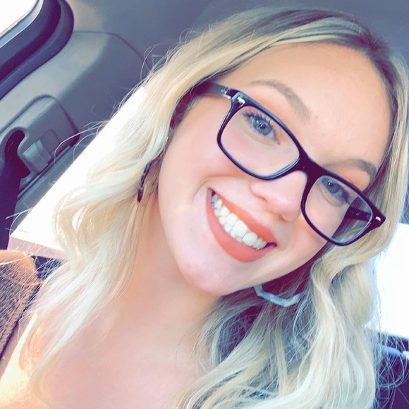 Profile Picture of Emma Dawson (@emmaedawson) on Poshmark