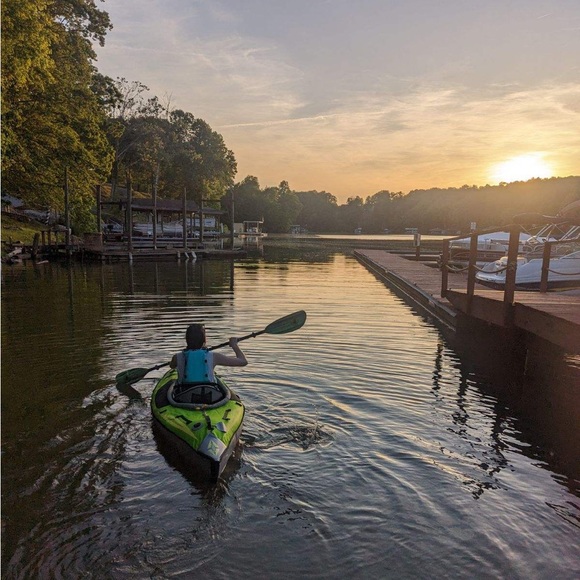 Profile Picture of Holly Aesquivel (@radicallyrockin) on Poshmark