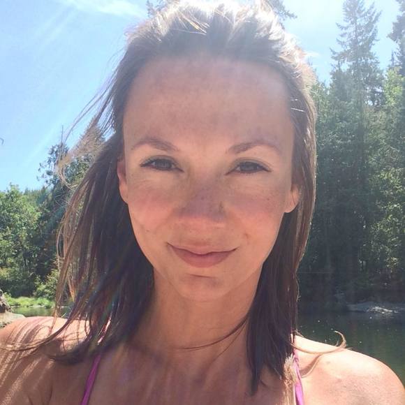 Profile Picture of Kelli Apker (@kelliknz) on Poshmark