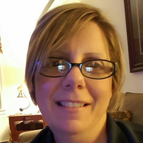 Profile Picture of Cheryl Twarog (@cftwarog) on Poshmark