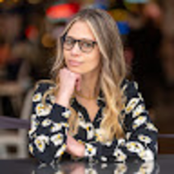 Profile Picture of Lindsay Meisels (@l_meisels) on Poshmark