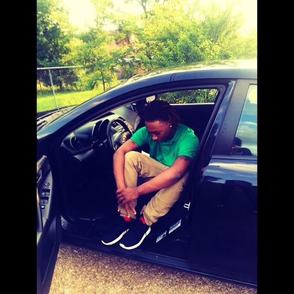 Profile Picture of Andrew Franklin (@andrewf98) on Poshmark