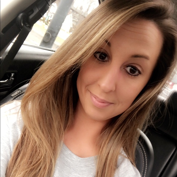 Profile Picture of Amanda Tichenor (@amae112287) on Poshmark