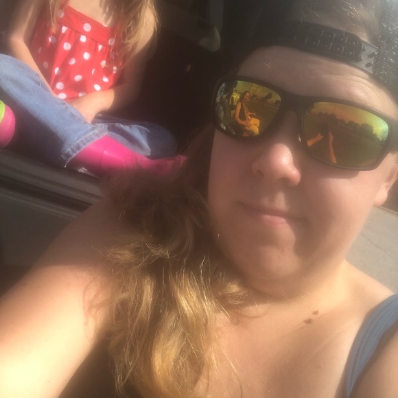 Profile Picture of Danielle Elsaesser (@delsaesser) on Poshmark