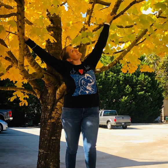 Profile Picture of April Thompson (@acantrell13) on Poshmark