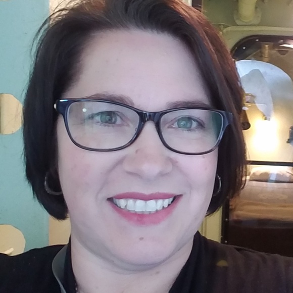 Profile Picture of Jennifer Ouren (@rubiedoodle) on Poshmark