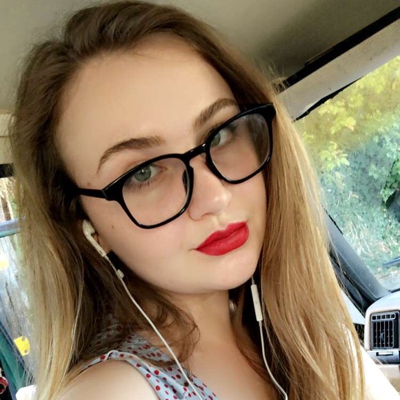 Profile Picture of Aleah Rose (@glambyaleahrose) on Poshmark