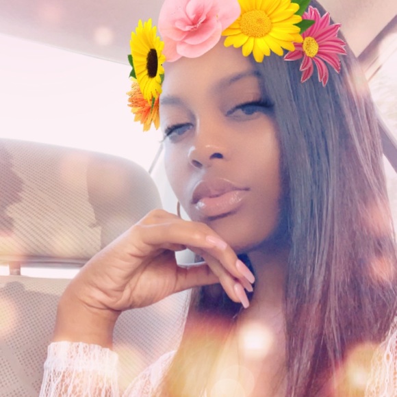Dashia Hollimon - Poshmark Profile Picture of Dashia Hollimon (@dashiahollimon) on Poshmark