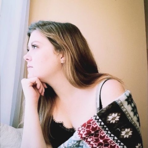 Profile Picture of Chelsey Wright (@chelseyw92) on Poshmark