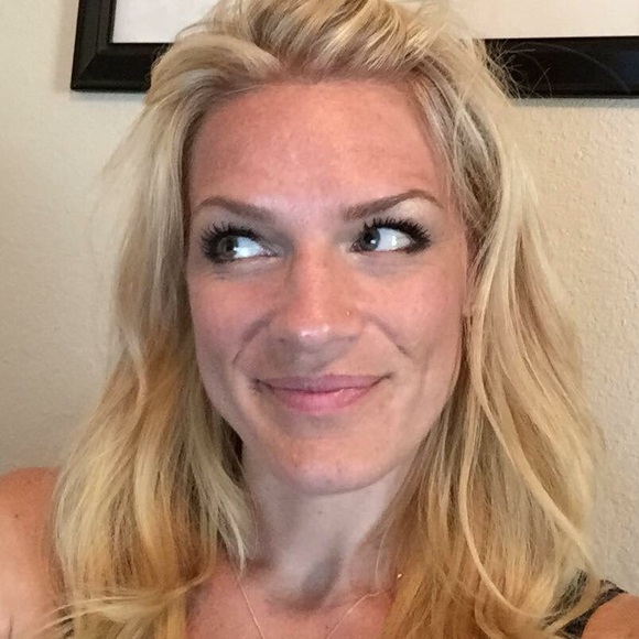 Profile Picture of Brooke lynn Stackpole (@stacklynnbee) on Poshmark