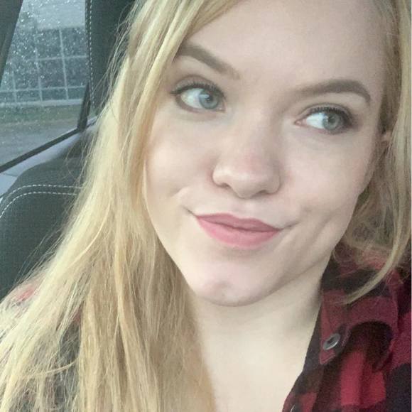 Bailey Holmes - Poshmark Profile Picture of Bailey Holmes (@giantblueox) on Poshmark
