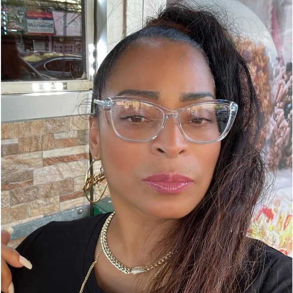 Profile Picture of Alba Ramirez (@albanelly1125) on Poshmark