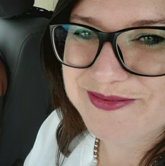 Profile Picture of Shawna Bowers (@shawnamb) on Poshmark