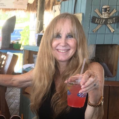 Profile Picture of Paula B. (@PaulaBloom17) on Twitter