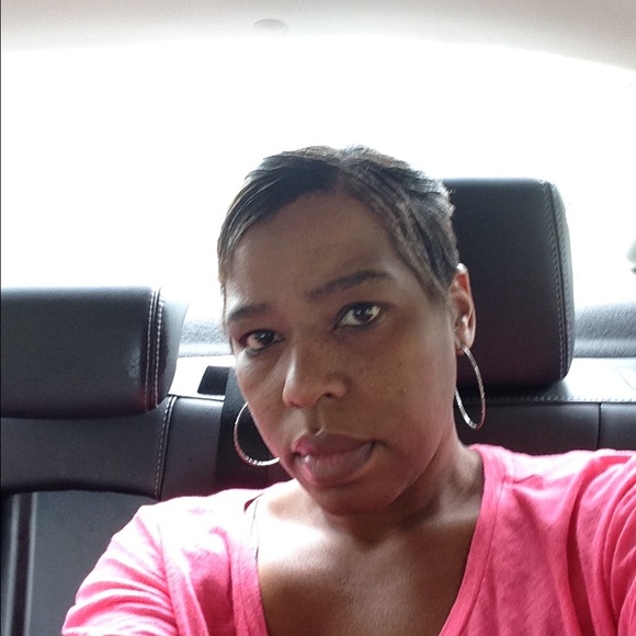 Profile Picture of Karen Lyons (@klynn99) on Poshmark