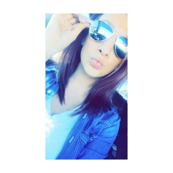 Profile Picture of Lauren Mertes (@lauren_shaye) on Poshmark