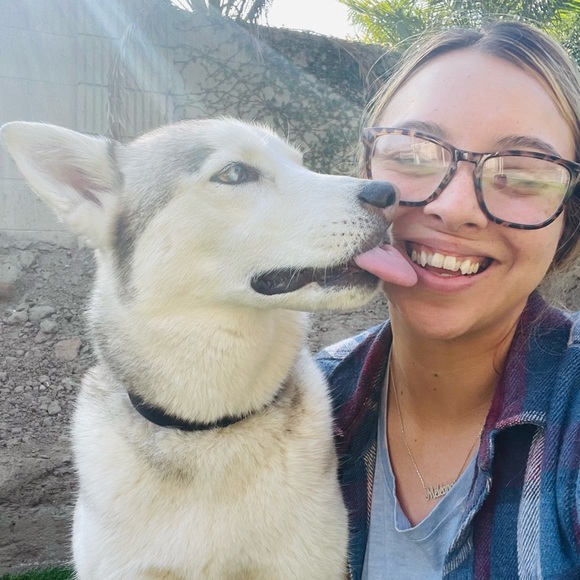 Profile Picture of Shanel Quihuiz (@shanelmeleana) on Poshmark