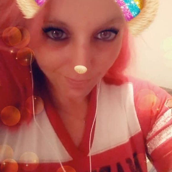 Profile Picture of Tara Wuttke (@tarawuttke) on Poshmark