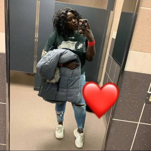 Profile Picture of Yasmin Kouri (@yasminkouri) on Poshmark